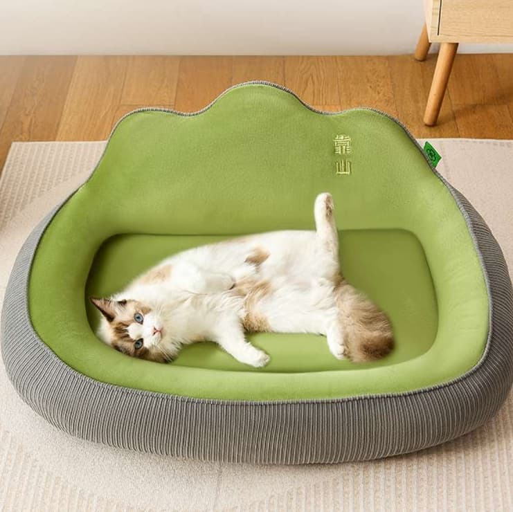 もこもこ包み込む猫ベッド 冬眠スタイル