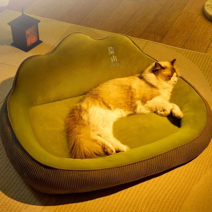もこもこ包み込む猫ベッド 冬眠スタイル