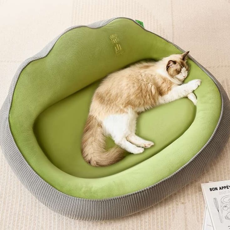 もこもこ包み込む猫ベッド 冬眠スタイル